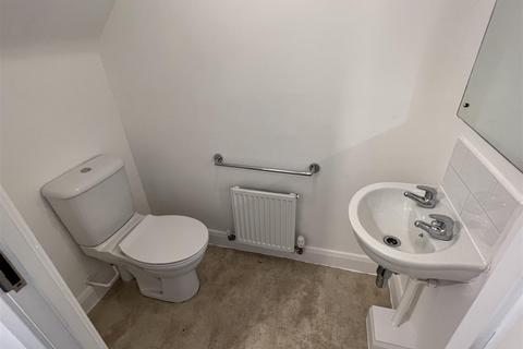 3 bedroom townhouse to rent, Melrose Court, Recreation Lane, Elland