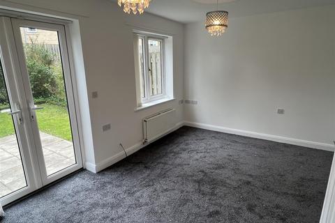 3 bedroom townhouse to rent, Melrose Court, Recreation Lane, Elland