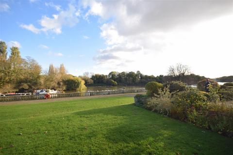 2 bedroom apartment to rent, Cross Deep, Twickenham