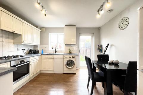 2 bedroom semi-detached house to rent, Barking IG11