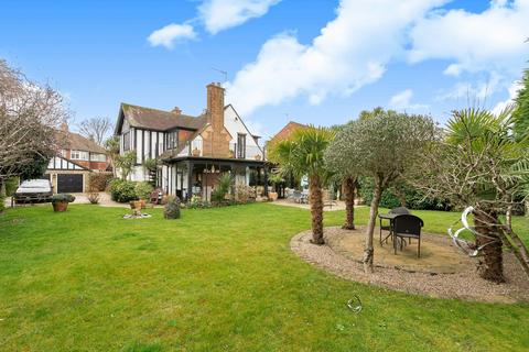 4 bedroom detached house for sale, Meadway Close, Staines-upon-Thames, TW18