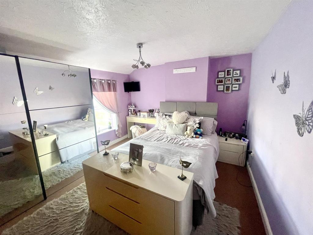 Bedroom 1.jpg
