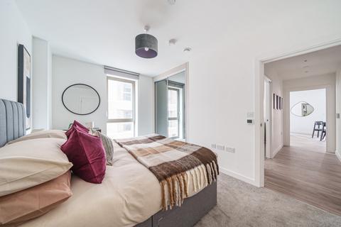 3 bedroom apartment to rent, London E16