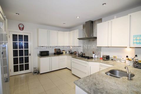 21 Cotsford Avenue, New Malden, KT3 5EU