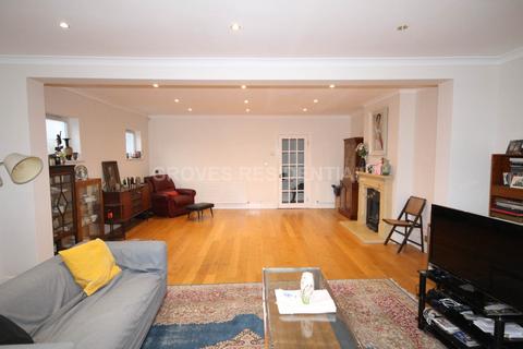 21 Cotsford Avenue, New Malden, KT3 5EU