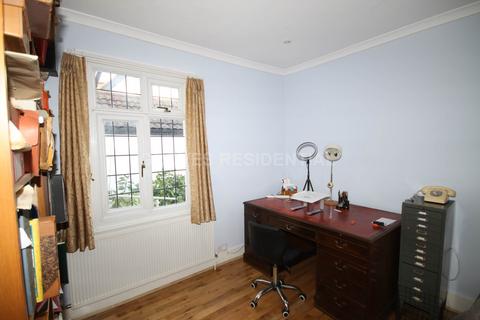 21 Cotsford Avenue, New Malden, KT3 5EU