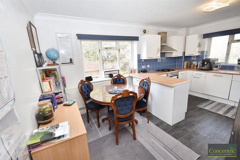 4 bedroom detached house for sale, Lyndhurst Road, Wolverhampton