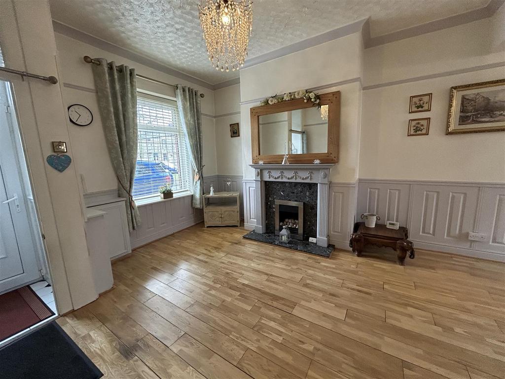 OPEN PLAN LOUNGE &amp; DINING AREA