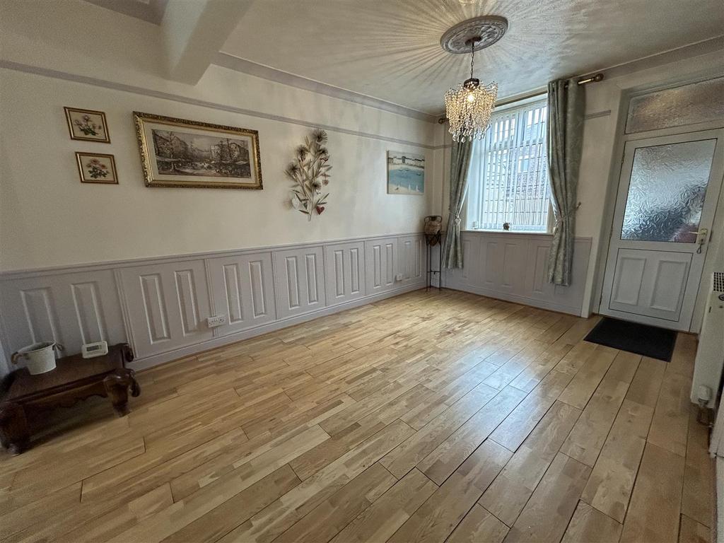 OPEN PLAN LOUNGE &amp; DINING AREA