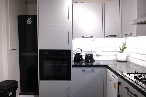 3 bedroom maisonette to rent, Mursell Estate, London SW8