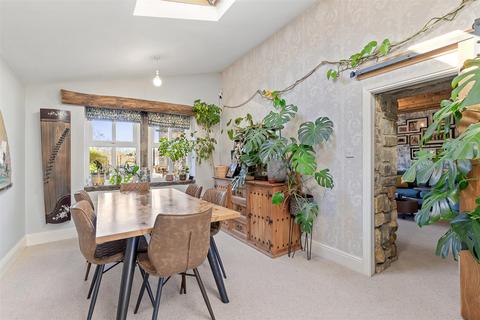 120 Otley Road, Guiseley, Leeds, LS20 8LZ