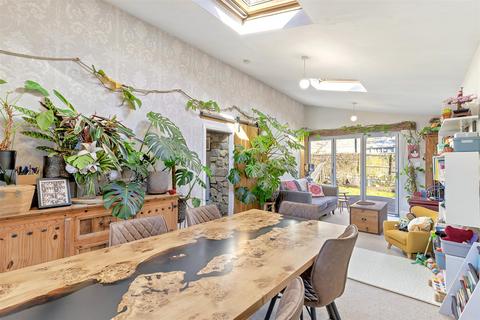 120 Otley Road, Guiseley, Leeds, LS20 8LZ