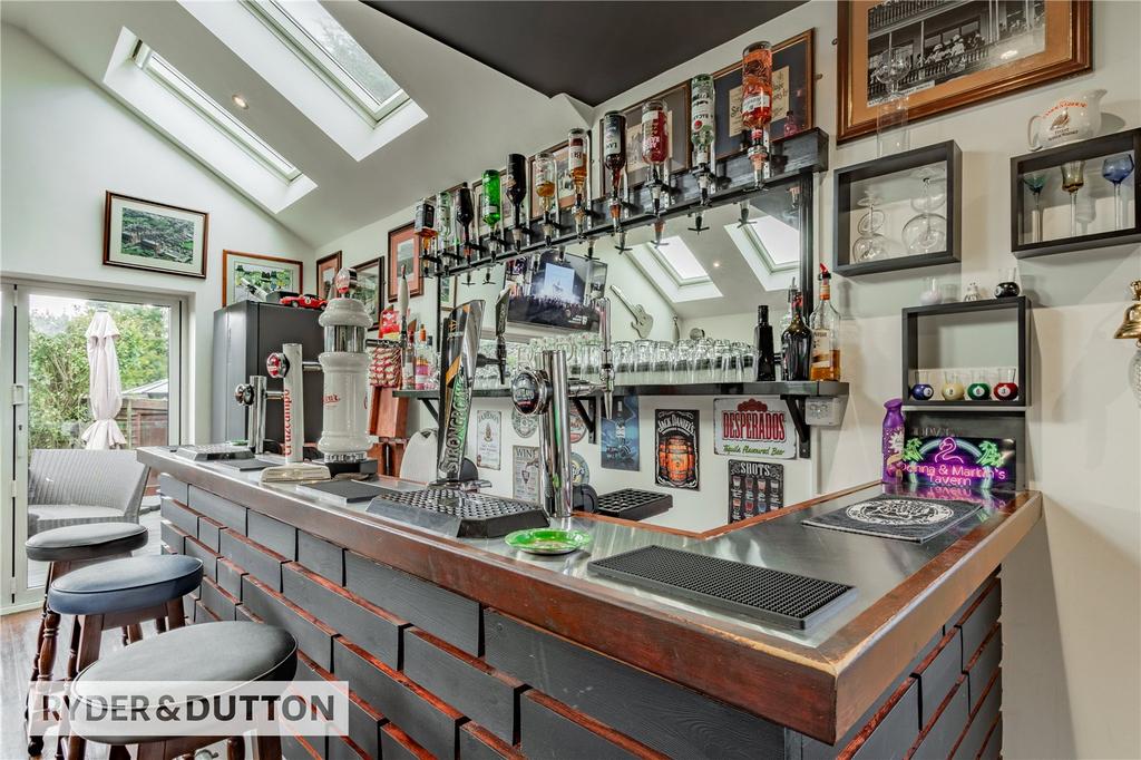 Bar/Snooker Room