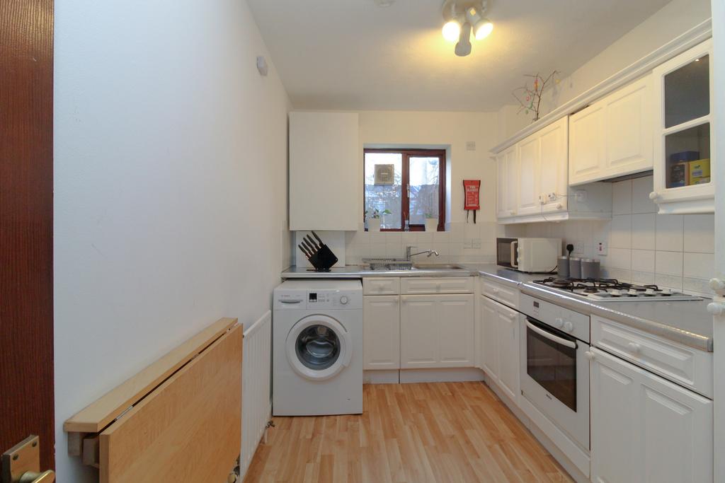 Kitchen with pull-out breakfast bar