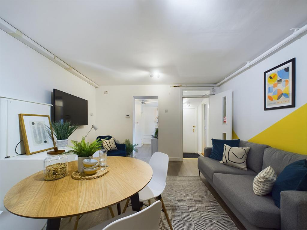 A contemporary and inviting living room featuri...