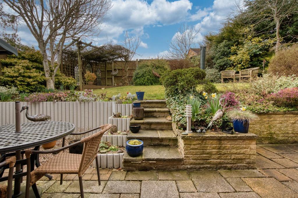Rear Garden - steps to lawn.jpg