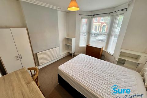 3 bedroom semi-detached house to rent, Clegram Road. GL1