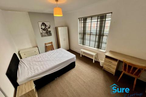3 bedroom semi-detached house to rent, Clegram Road. GL1