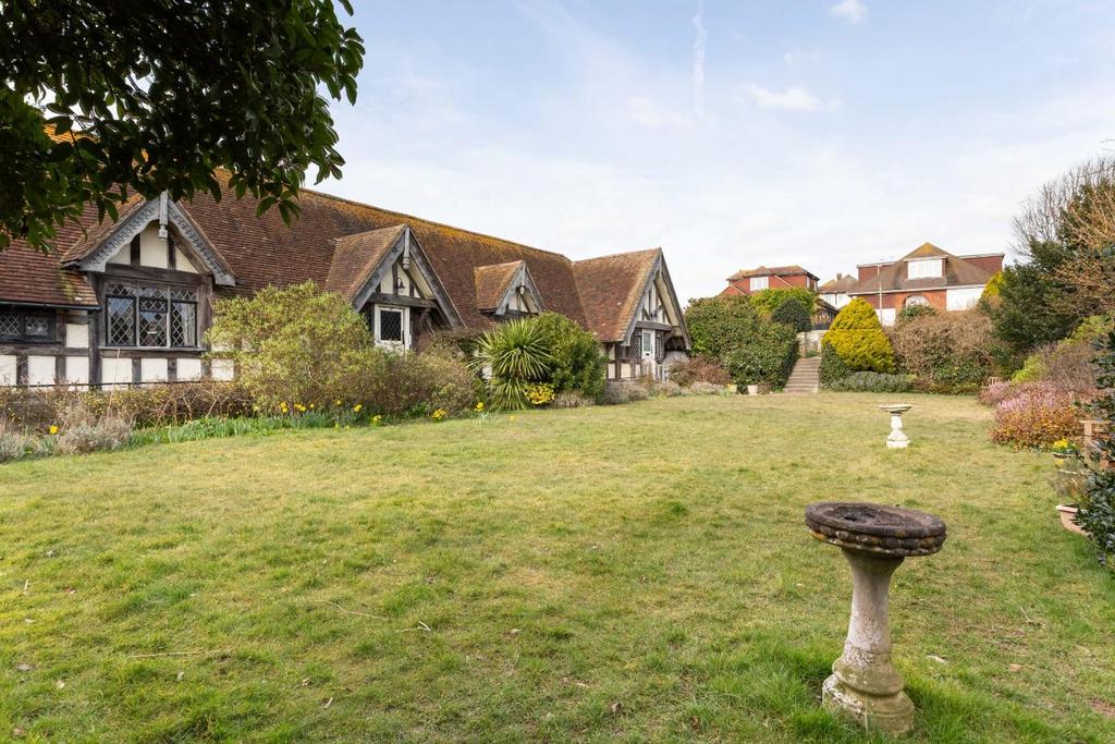 Tudor Close-Garden 1.jpg