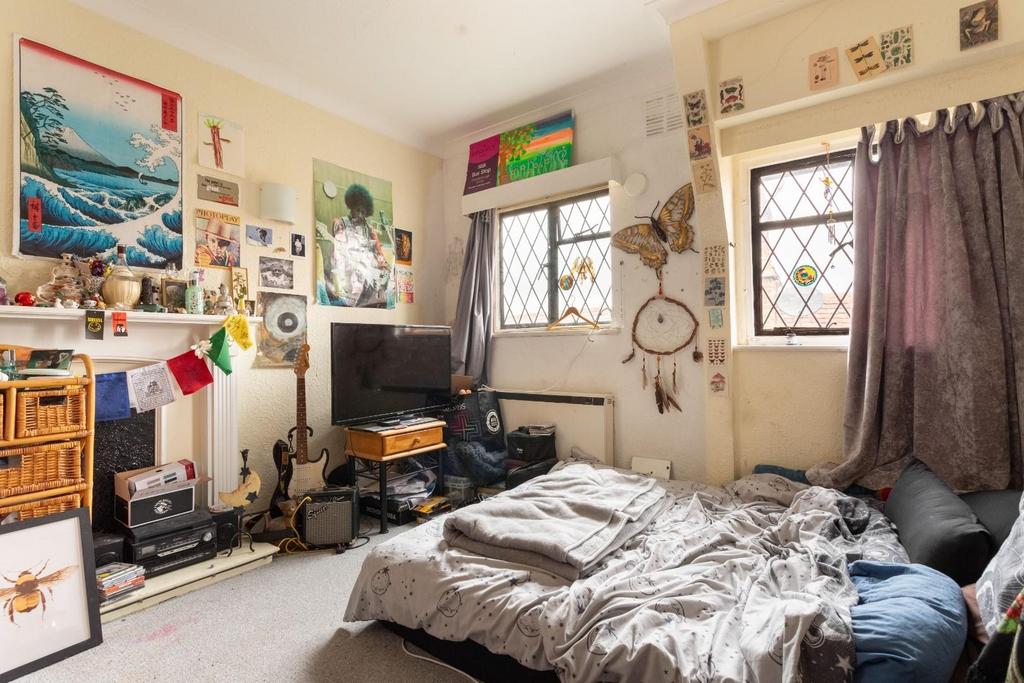 Tudor Close-2.jpg