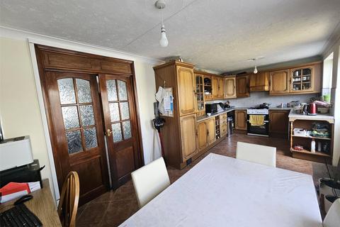 3 bedroom end of terrace house to rent, Apple Tree Avenue, West Drayton, Greater London, UB7