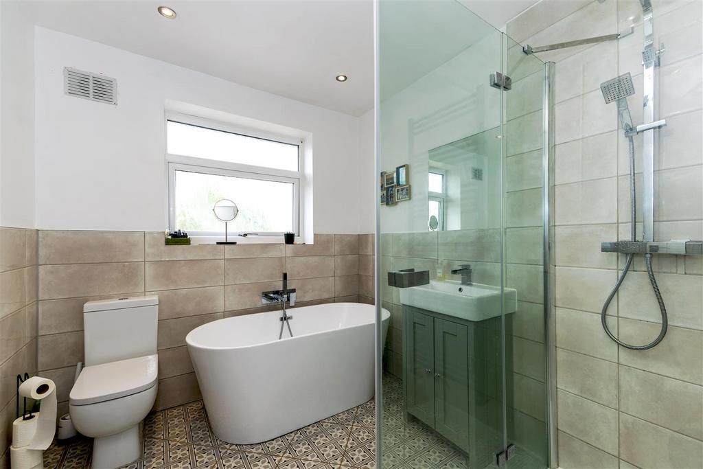 Family Bathroom 1 SAPL3878-20250504-Dx O Deep PRIME