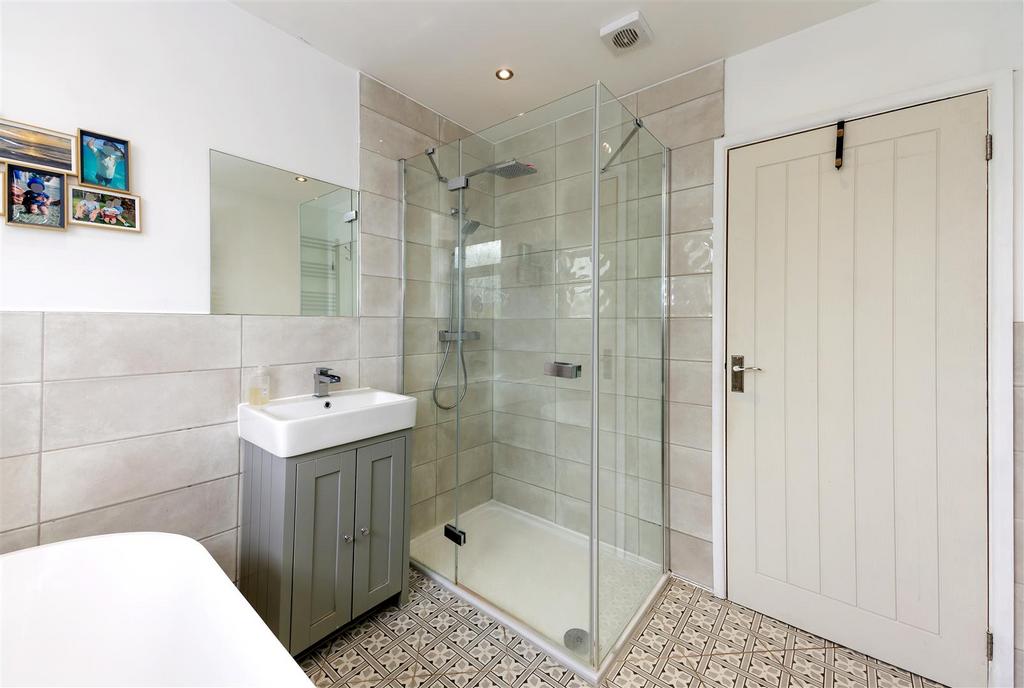 Family bathroom 1.1 SAPL3887-20250504-Dx O Deep PRIM