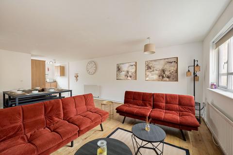 2 bedroom flat to rent, Flat , Hayden Court, Chertsey Road, Feltham