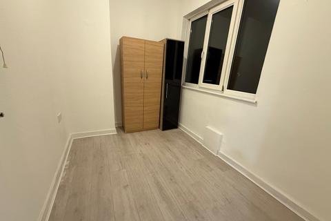 4 bedroom maisonette to rent, Becontree Avenue, Dagenham RM8