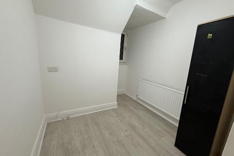 4 bedroom maisonette to rent, Becontree Avenue, Dagenham RM8