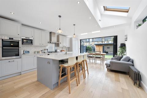 27 Chestnut Road, London, SW20 8ED