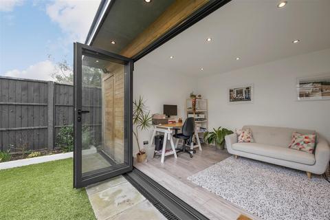 27 Chestnut Road, London, SW20 8ED