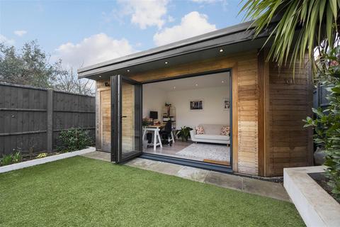 27 Chestnut Road, London, SW20 8ED