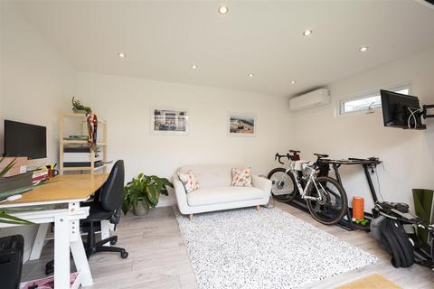27 Chestnut Road, London, SW20 8ED