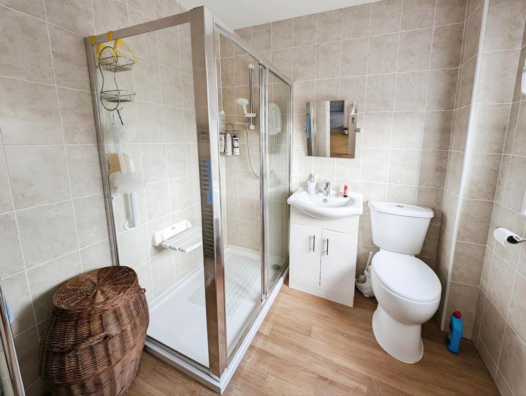73cbbeca-shower 20room.jpg