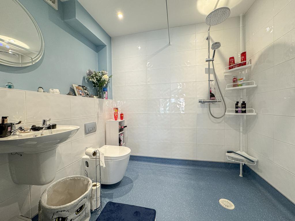 Bedroom (Ground Floor) En Suite
