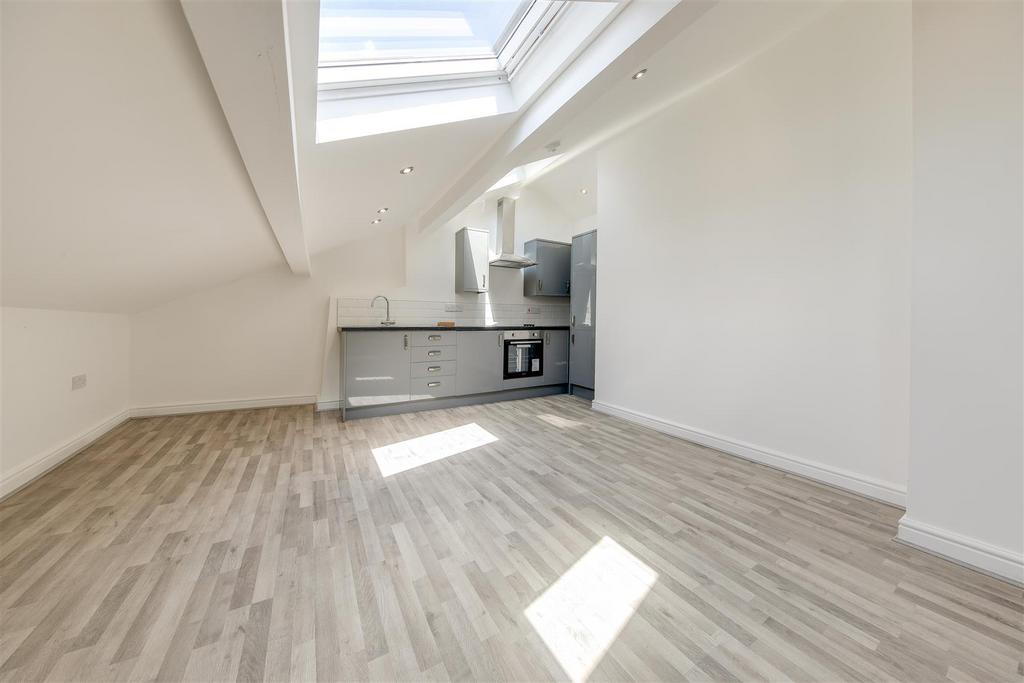 Open Plan Lounge / Kitchen Alt