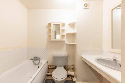 1 bedroom flat for sale, Springwood Crescent, Edgware, HA8