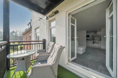 2 bedroom flat for sale, Beacon Crescent, Surrey GU26