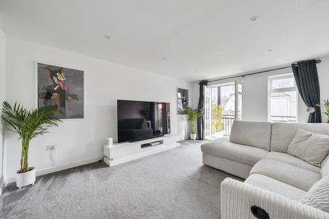 2 bedroom flat for sale, Beacon Crescent, Surrey GU26