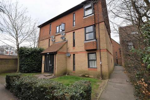 Studio to rent, Alexander Close, East Barnet