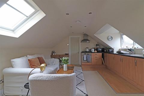144e Brambletye Park Road, Redhill, RH1 6ED