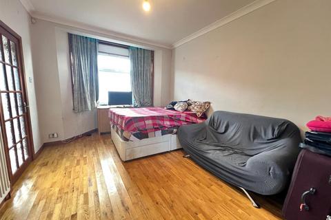 3 bedroom end of terrace house for sale, Wards Road, Newbury Park