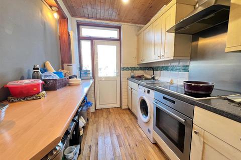 3 bedroom end of terrace house for sale, Wards Road, Newbury Park