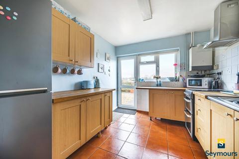 26 Gumbrells Close, Fairlands, Guildford, GU3 3NG