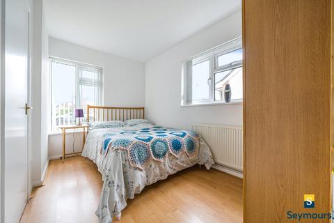 26 Gumbrells Close, Fairlands, Guildford, GU3 3NG