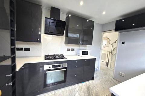 3 bedroom terraced house to rent, Pragel Street, London E13