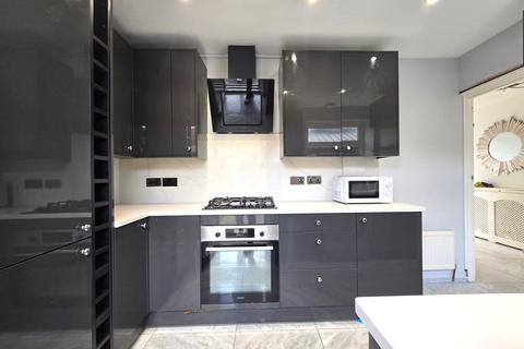 3 bedroom terraced house to rent, Pragel Street, London E13