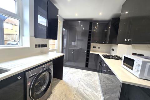 3 bedroom terraced house to rent, Pragel Street, London E13