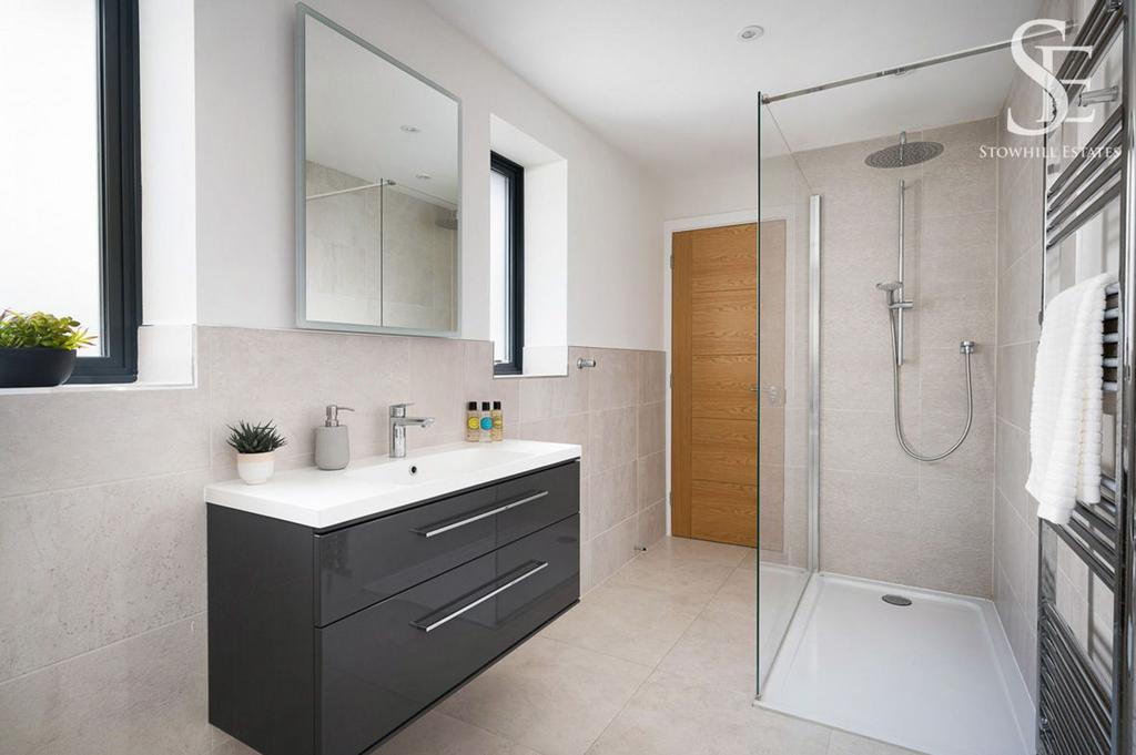 Bedroom 2 ensuite